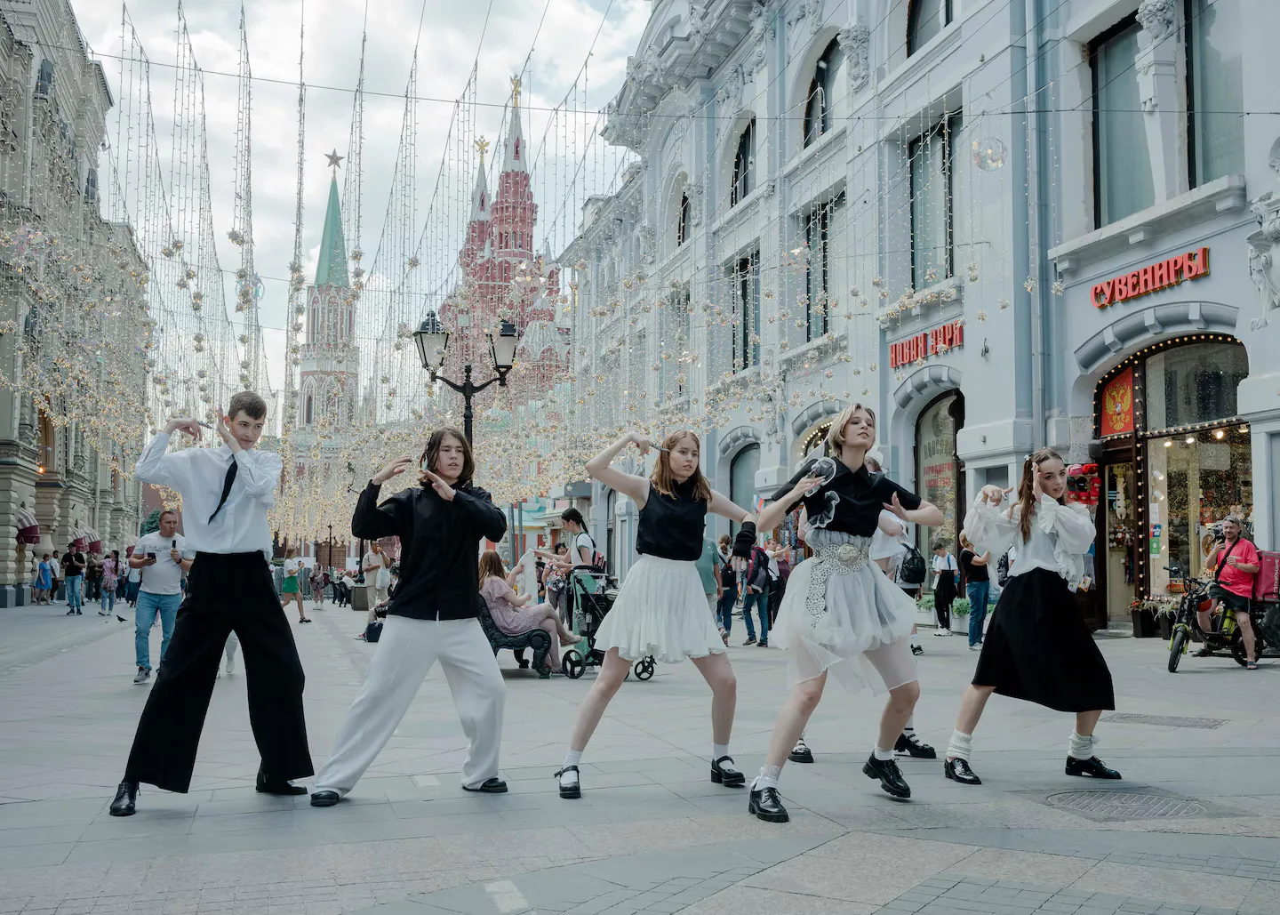 Підлітки танцюють під K-pop в центрі Москви в червні.